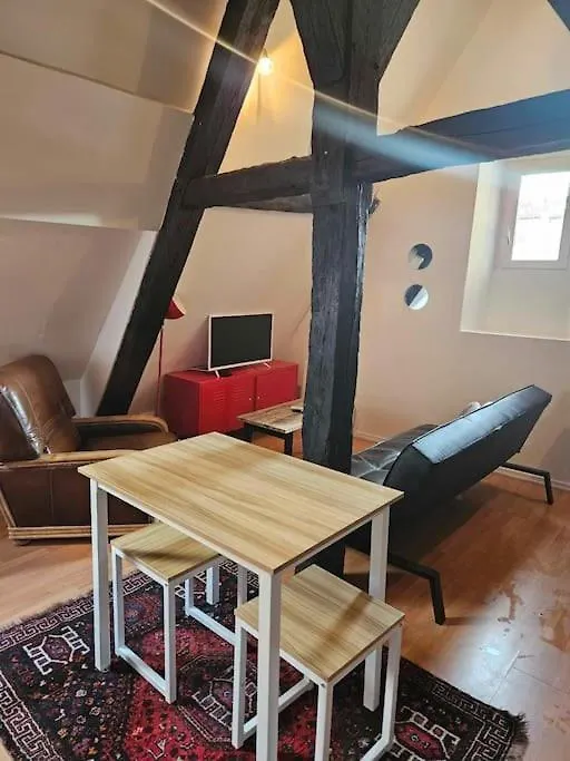 Appartement Le Petit Medieval à Montluçon 0*,  France